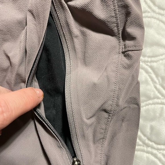 LULULEMON- License to Train Linerless Short - Picture 3 of 4